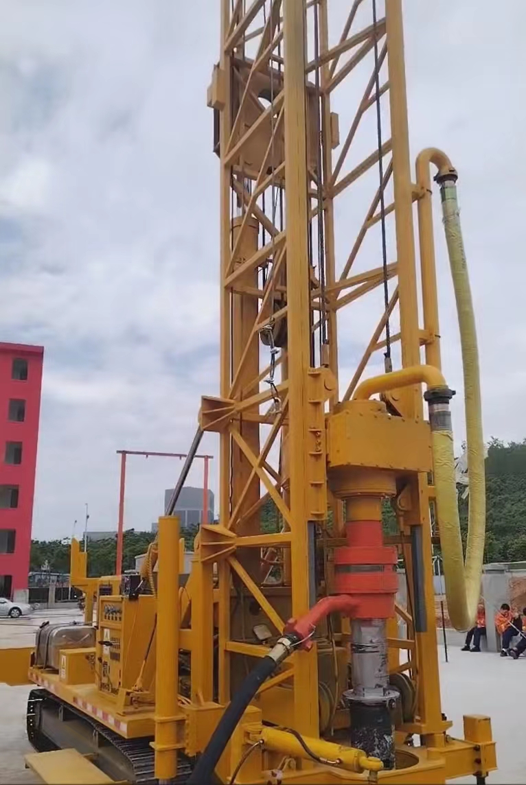 CDL-600履帶式機(jī)械動力頭鉆機(jī)鉆井